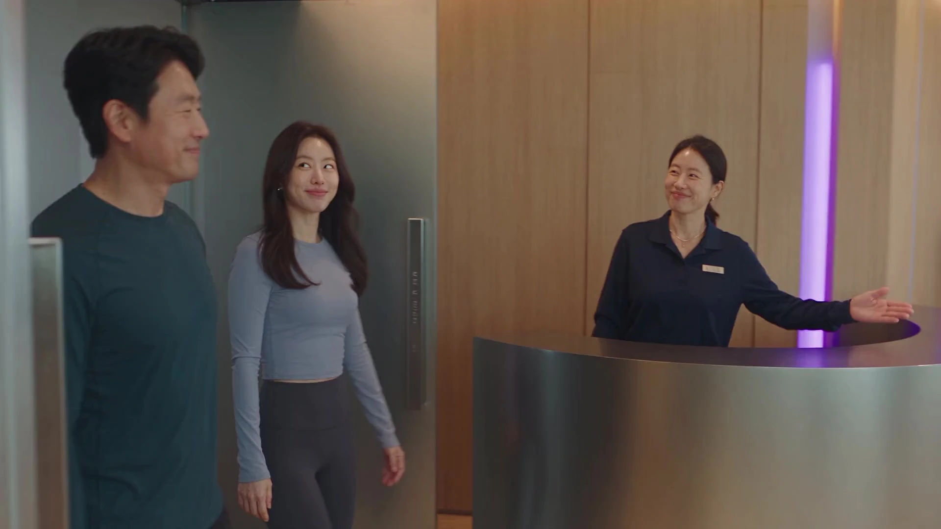 활기찬 센터에서 회원을 맞이하고 다음 운동을 함께 준비하는 직원들